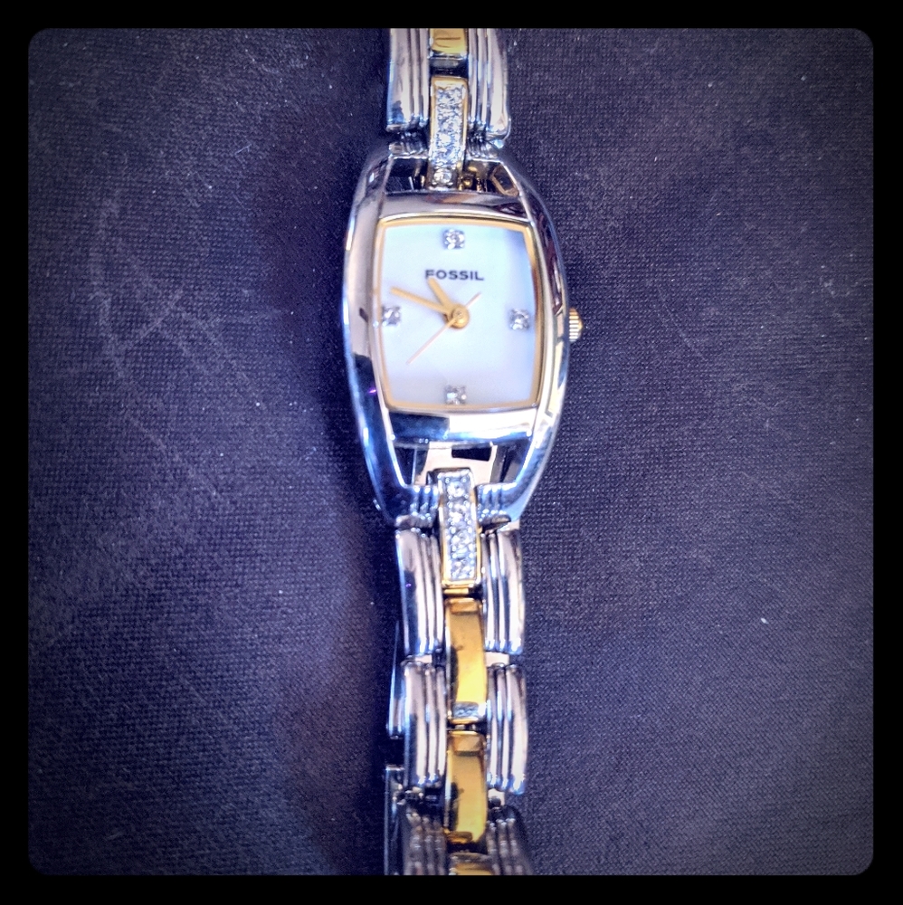 Woman's watch with extra link